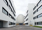Links: Werkstatt- und Bürogebäude UYW | Mittig: Forschungsreaktor München I | Rechts: Labor- und Bürogebäude der Forschungszentrum Jülich GmbH