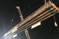 Zwei Kränen der 500 t-Klasse heben die 60 t schwere Brücke im Tandemhub ein. © Staatliches Bauamt Rosenheim