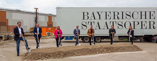 Spatenstich mit (v.l.n.r): Andreas Lenz / MdB, Thomas Stark / 1. Bürgermeister Poing, Kerstin Schreyer / Staatsministerin, Bernd Sibler / Staatsminister, Thomas Huber / MdL, Robert Niedergesäß / Landrat Ebersberg und Doris Lackerbauer / Leiterin Staatliches Bauamtes Rosenheim.