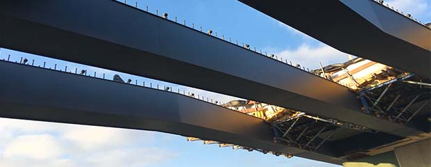 B 15/Aicherparkbrücke Einbau der Fahrbahn in rund fünf Metern Höhe
