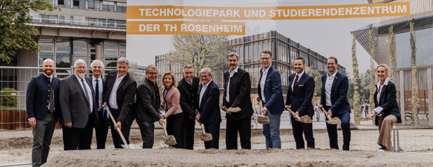 Den offiziellen Spatenstich übernahmen (von links) Konrad Baur, Sebastian Friesinger (CSU-Landtagsabgeordnete), Konrad Schober (Regierungspräsident von Oberbayern), Professor Peter Niedermaier (Vizepräsident der Hochschule), Klaus Stöttner (Vorsitzender des Hochschulrats), Daniela Ludwig (CSU-Bundestagsabgeordnete), Otto Lederer (Landrat des Landkreises Rosenheim), Professor Heinrich Köster, Dr. Markus Söder, Markus Blume, Daniel Artmann (Vorsitzender des Kuratoriums der TH Rosenheim), Andreas März und Doris Lackerbauer. Bild: Lisa Lanzinger